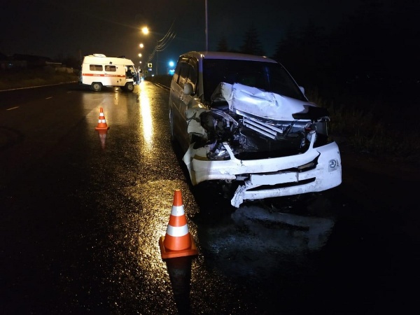 Автомобиль «Тойота Ноах» и машина скорой помощи столкнулись в Магадане