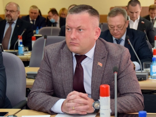 Руководитель фракции ЛДПР на Колыме Роман Исаев считает необходимым возвращение прежнего пенсионного возраста