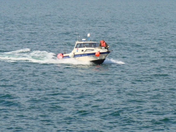 Двух мужчин на сломанном катере спасли в бухте Нагаево
