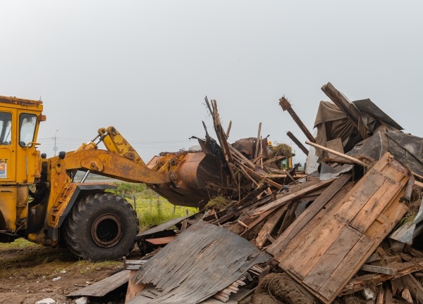 В Магадане продолжается расчистка территорий от незаконно установленных строений