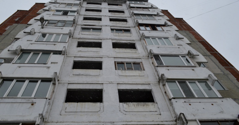 Разбитые окна в трех домах в Магадане заменили на новые