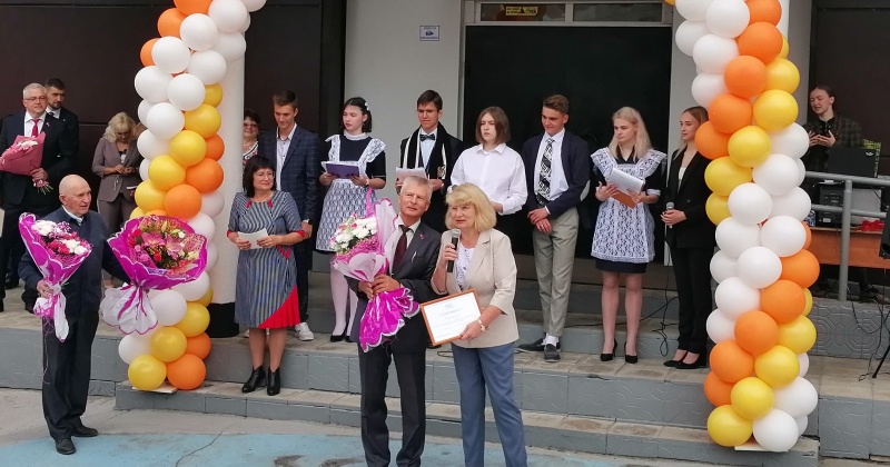 Колымский депутат Петр Голубовский поздравил учителей и учеников 13-й городской гимназии с началом занятий