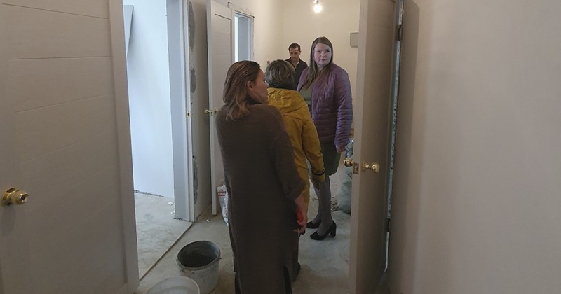 Исполнение контрактов по ремонту и модернизации пустующих муниципальных квартир проверили специалисты Минстроя Колымы