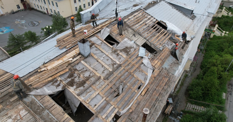 Как действовать, если во время проведения капремонта крыши из-за дождя квартиру затопило в местах выполнения работ
