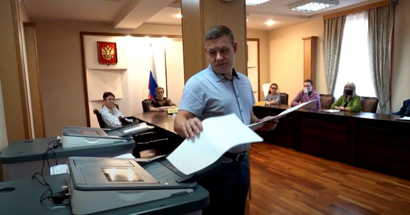 Современное оборудование для обработки бюллетеней презентовали в избирательной комиссии области