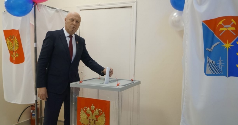 Александр и Антон Басанские стали первыми избирателями на участке 77 в Хасынском городском округе