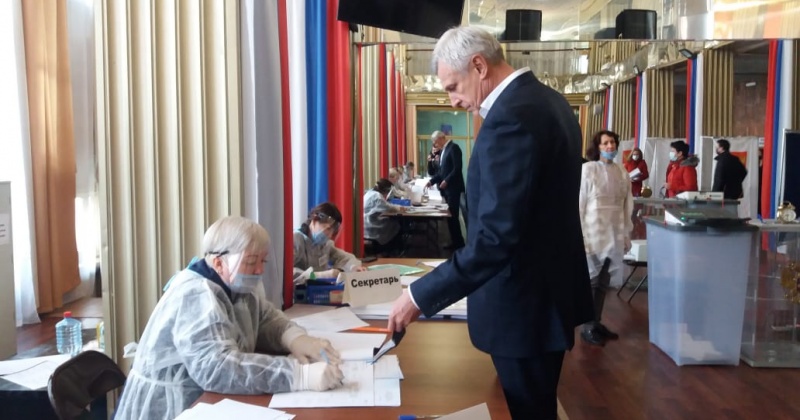 Губернатор Магаданской области Сергей Носов принял участие в голосовании на выборах депутатов Госдумы VIII созыва
