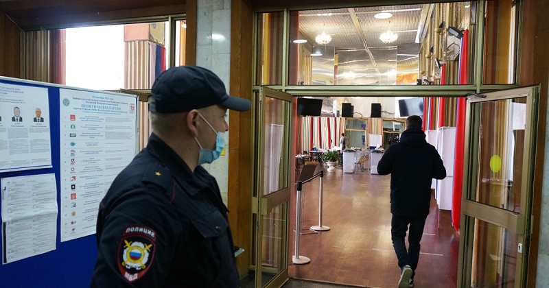Сотрудники полиции обеспечили правопорядок на избирательных участках Магаданской области
