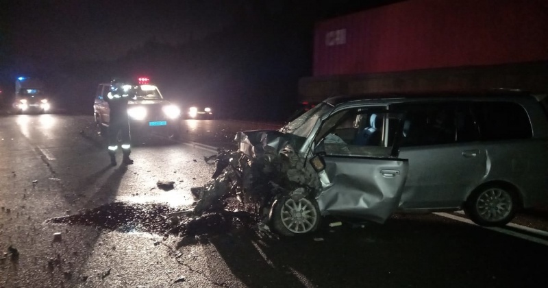 Автомобиль Mitsubishi Dion столкнулся с грузовиком в Магадане
