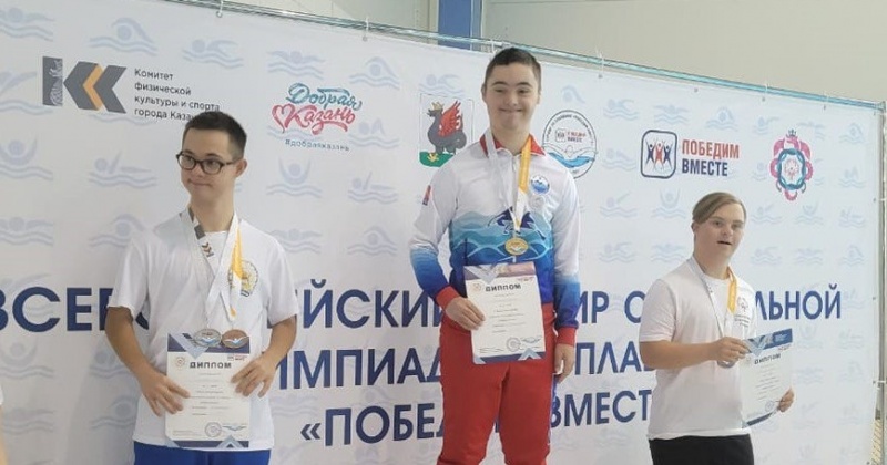 Два золото и одно серебро на Всероссийских соревнования по адаптивному плаванию выиграл магаданец