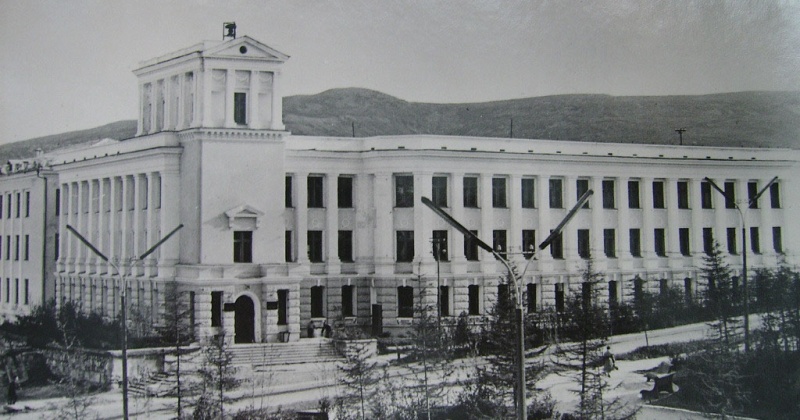 Здание горно-геологического техникума   было сдано в эксплуатацию  в Магадане 68 лет назад