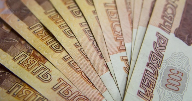 Без согласия клиента сотрудница банка от его имени оформила две кредитные карты, с которых впоследствии сняла более 300 тыс. рублей