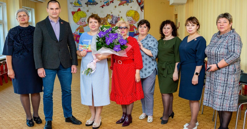 Колымские парламентарии поздравили коллективы детских садов с профессиональным праздником