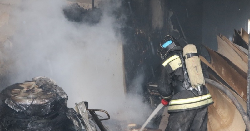 Огнеборцы ликвидировали загорание нежилого здания в Магадане (видео)