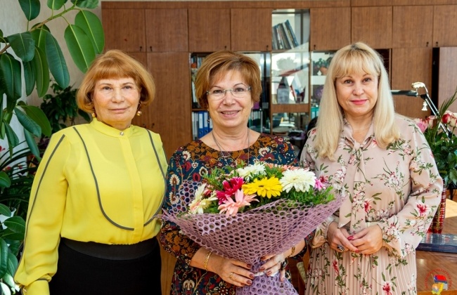 Депутаты Магаданской областной Думы поздравили с Днем учителя колымских педагогов