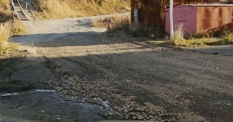 В микрорайоне «Строитель» провели ямочный ремонт грунтовой дороги