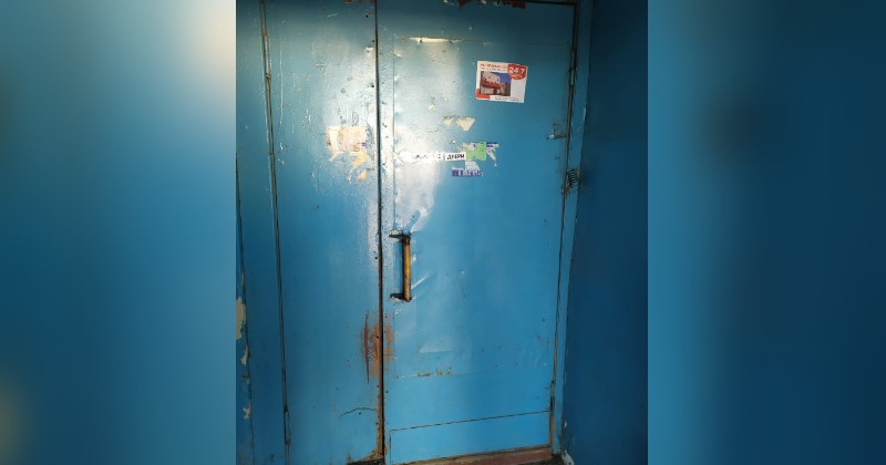 Неисправную входную дверь в подъезд дома в Магадане отремонтировали