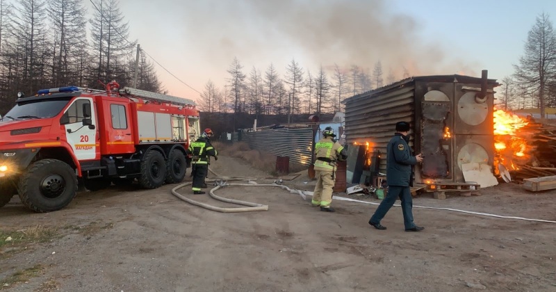 Огнеборцы ликвидировали загорание хозяйственной постройки в г. Магадане