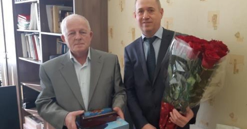Директор клепкинской школы Виталий Фадеев к юбилею получил Благодарность председателя колымского парламента