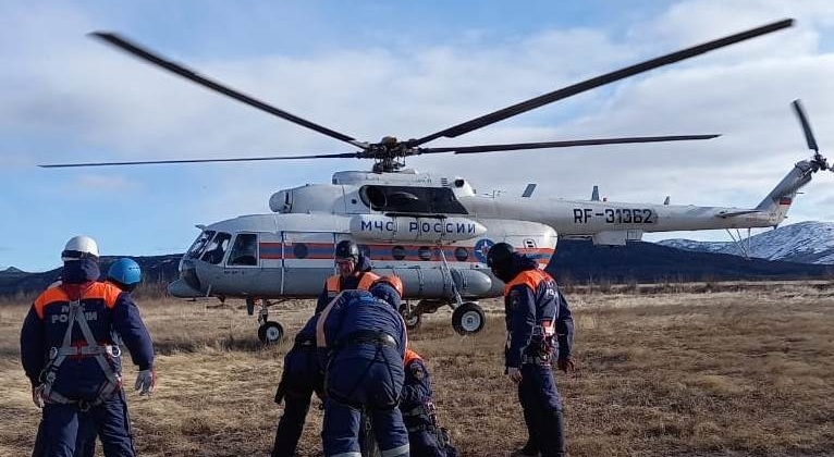 Мaгaдaнские спaсaтели и авиаторы отработали спуски с вертолета