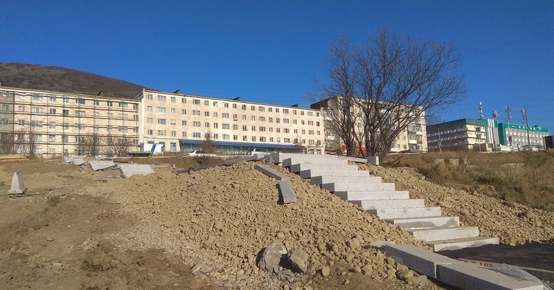 На улице Приморской в Магадане ведется строительство 12 лестничных сходов
