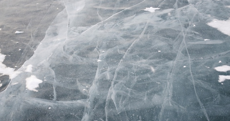 Спасатели Магадана предупреждают: Выход на тонкий лед опасен!