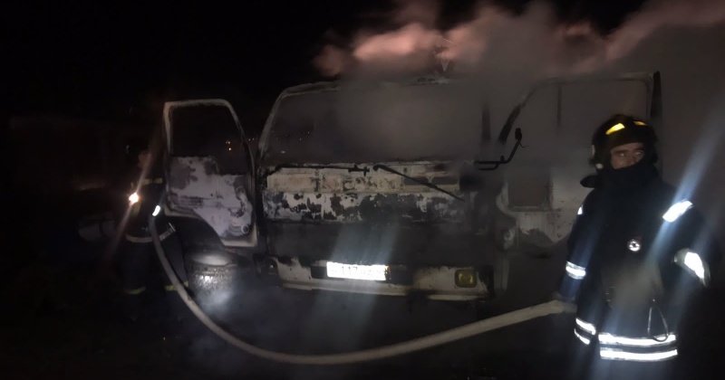 Автомобиль Nissan Diesel сгорел в Магадане