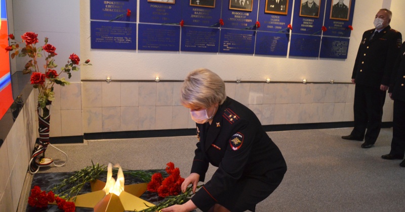 Руководители УМВД России по Магаданской области почтили память сотрудников органов внутренних дел, погибших при исполнении