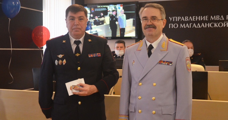 Начальник регионального УМВД генерал-майор полиции Александр Постовалов вручил награды лучшим сотрудникам