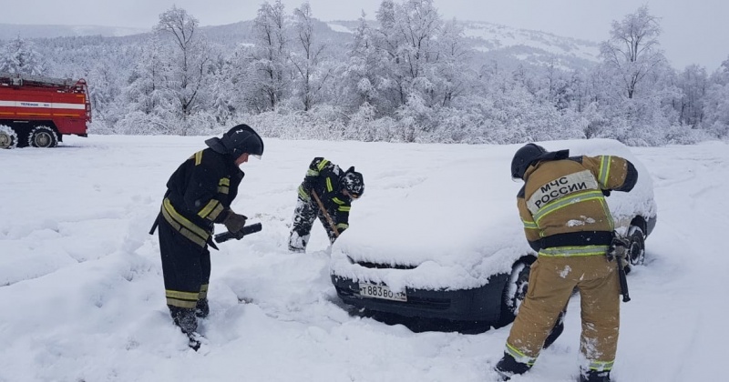 МЧС России в Магадане во время снежного циклона оказывает помощь водителям и коммунальщикам