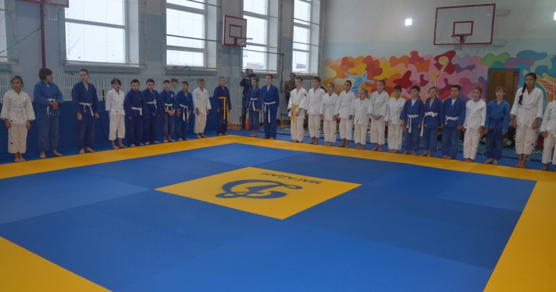 На Колыме представители спортивного общества «Динамо» провели детский турнир по дзюдо