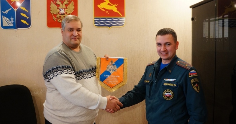 Сотрудники МЧС России поблагодарили добровольцев за совместную работу