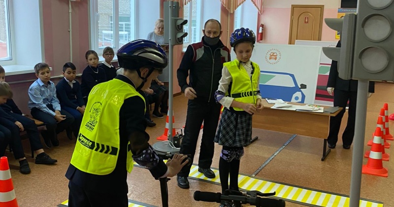 Педагоги «Лаборатории безопасности» проводят практические занятия по дорожной безопасности с магаданскими школьниками