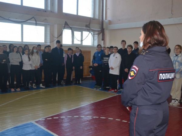 На Колыме в рамках межведомственной акции «Дети России» полицейские рассказали школьникам о вреде наркотических средств