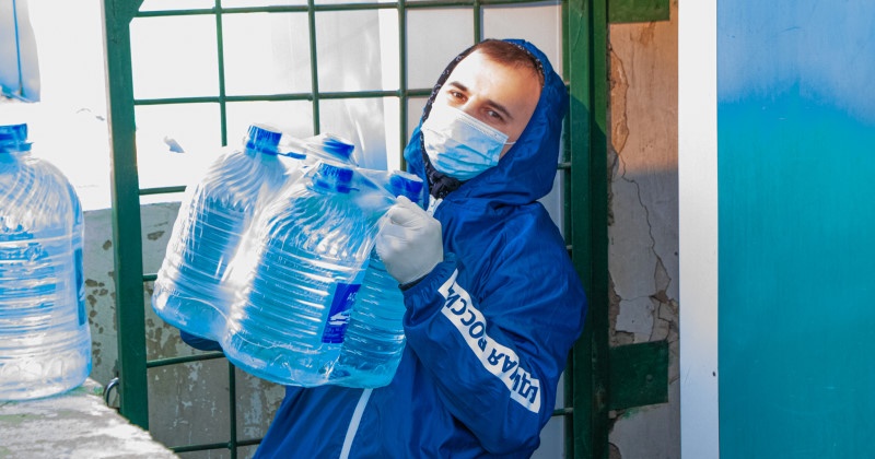 Волонтеры «Единой России» помогают медикам в ковидных госпиталях Магадана, где проходят лечение пациенты с коронавирусом