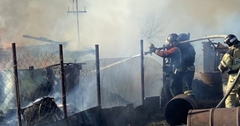 Огнеборцы ликвидировали загорание хозяйственной постройки в г. Магадане