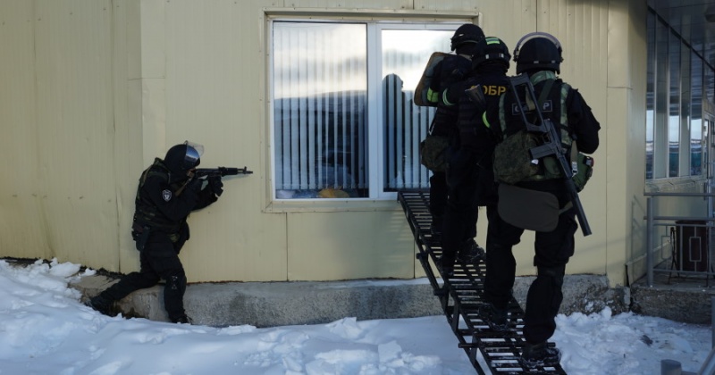 Учения по пресечению террористического акта прошло в здании ледового спортивного комплекса Магадана