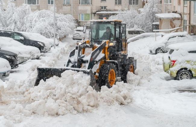 КЗХ и ГЭЛУД продолжают расчистку города от снега и льда