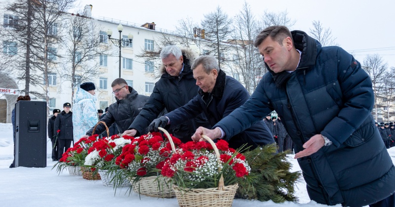 Колымские парламентарии возложили цветы к монументу «Узел памяти» в День Неизвестного Солдата