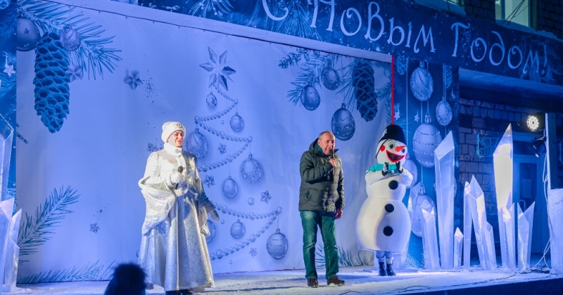 Магадан зажёг новогодние огни в Уптаре, Соколе и Снежном