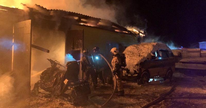 Магаданские пожарные тушат частный гаражный бокс на 10-м км Основной трассы