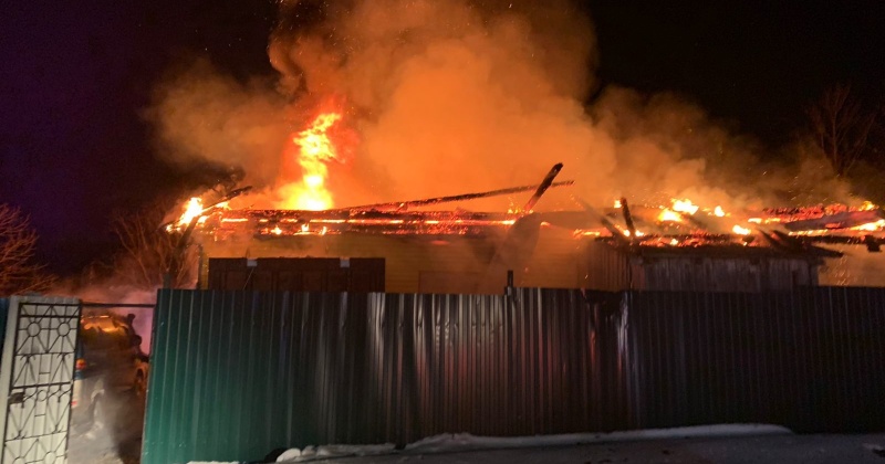 Магаданские пожарные потушили частный гаражный бокс на 10-м км Основной трассы