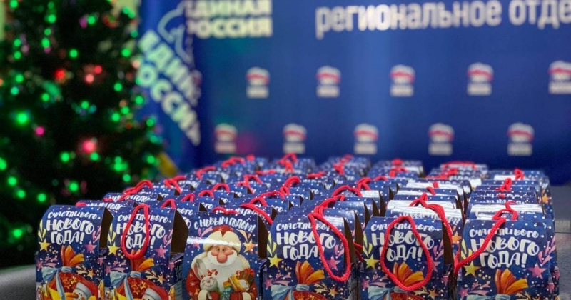 Магаданские партийцы накануне Нового года и Рождества запустили акцию «Новогодние недели добра»