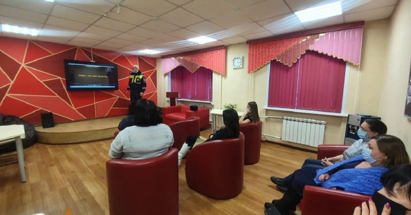 В Хасынском городском округе Колымы сотрудники Госавтоинспекции приняли участие в родительском собрании