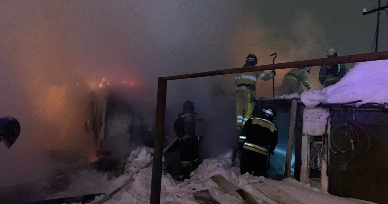 Магаданские пожарные потушили частный жилой дом