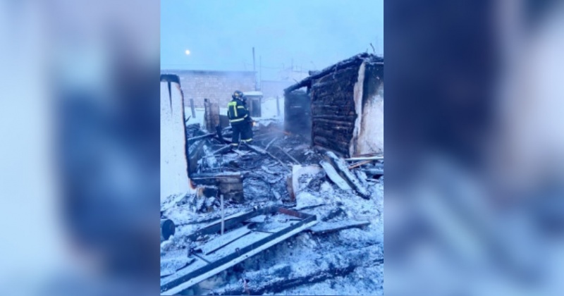 В Магадане устанавливаются обстоятельства гибели двух человек в результате пожара в частном доме