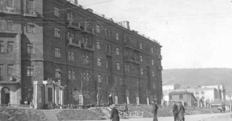 23 декабря 1937 года была принята резолюция о присвоении лучшей улице Магадана имени И. В. Сталина. 
