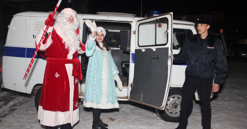 Полицейский Дед Мороз побывал в гостях у магаданской детворы