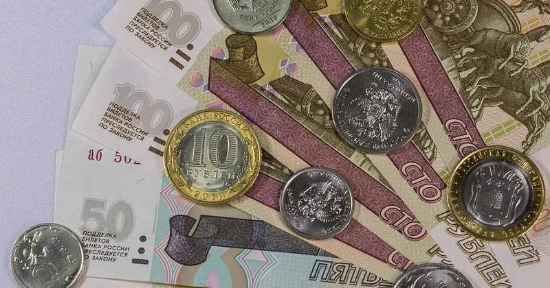 74% жителей Магаданской области предпочли бы новогоднему корпоративу денежную премию
