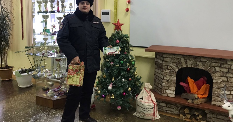 В Магаданской области полицейский Дед Мороз поздравил воспитанников подшефной школы – интерната поселка Сокол